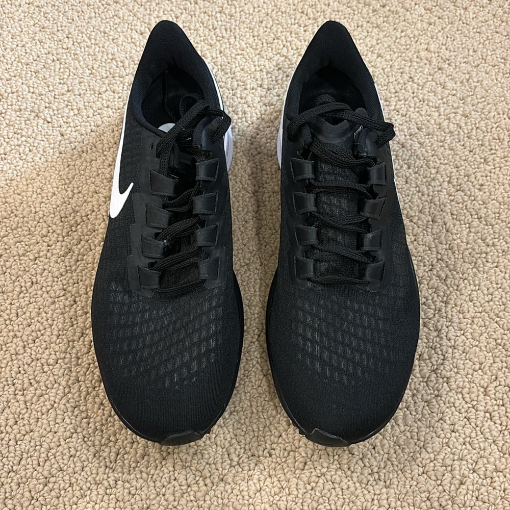 Lightly worn Nike air zoom Pegasus 37 size 9